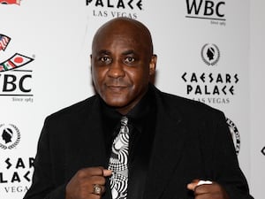 Boxing world mourns 3-time champ and Hall of Fame fighter known as ‘Body Snatcher’